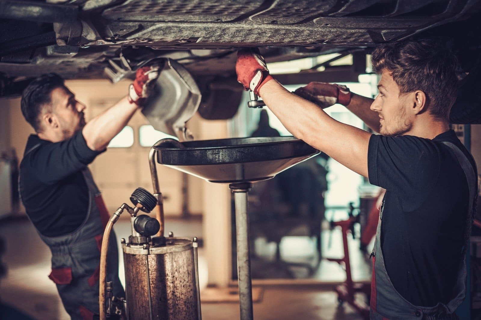 Zwei Männer reparieren Auto