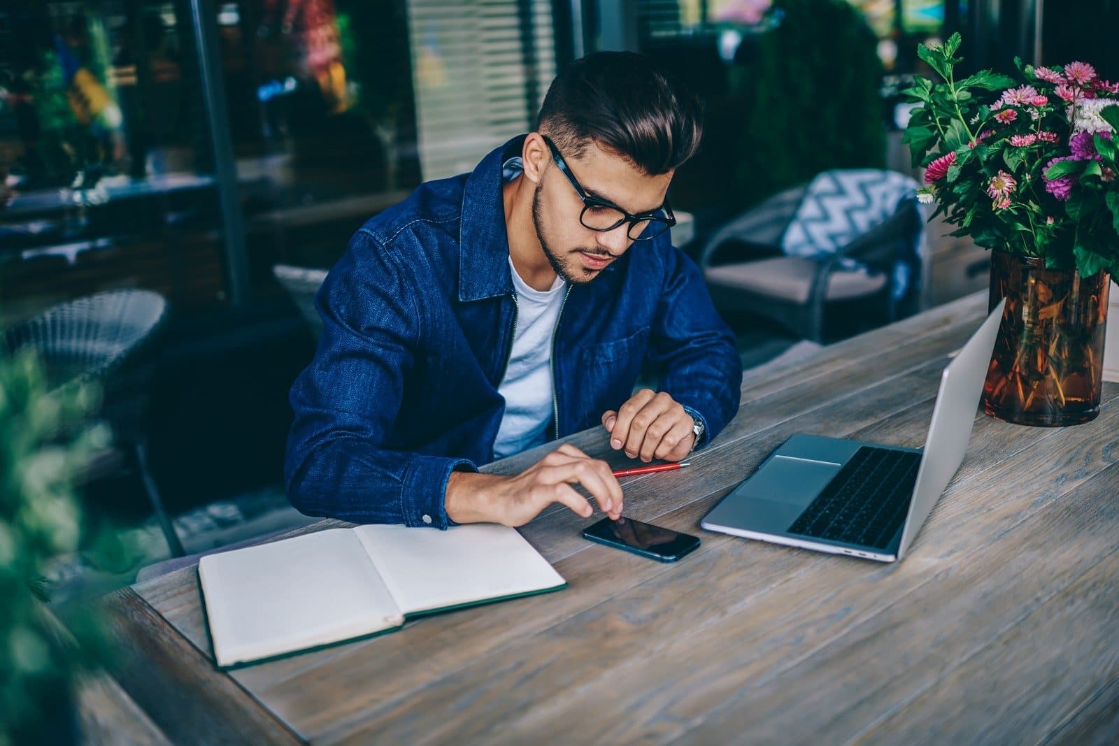 mann arbeitet an laptop