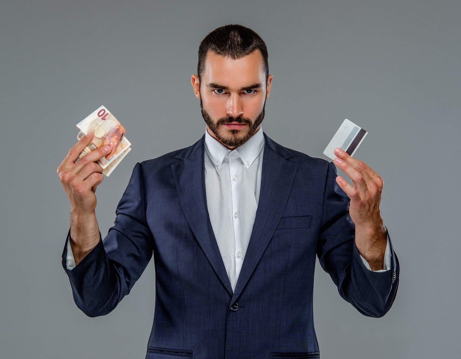 mann mit Geld und Karte in der Hand